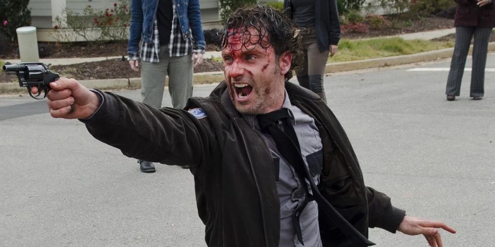 Rick Grimes gritando e apontando uma arma em The Walking Dead 