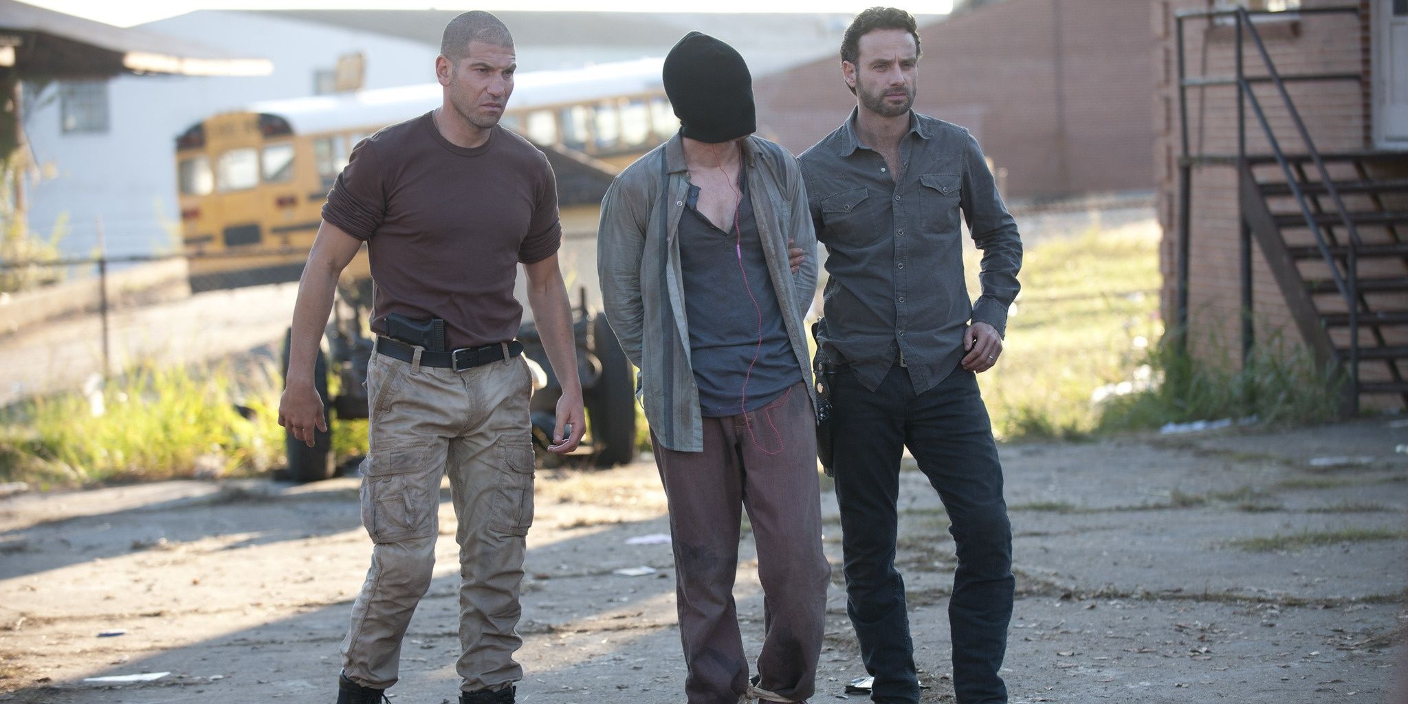 Rick e Shane trazendo Randall sequestrado com eles em The Walking Dead 
