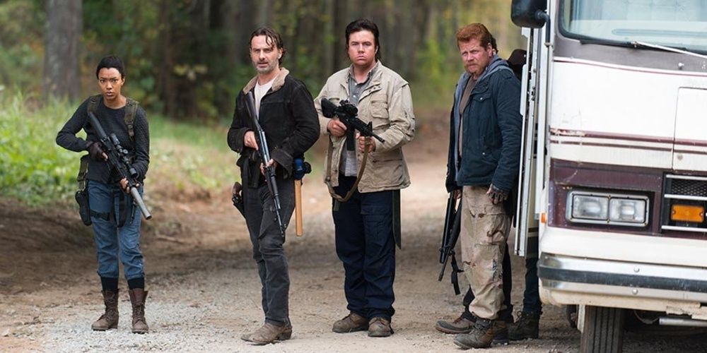 Rick e seu grupo ao lado do trailer em The Walking Dead