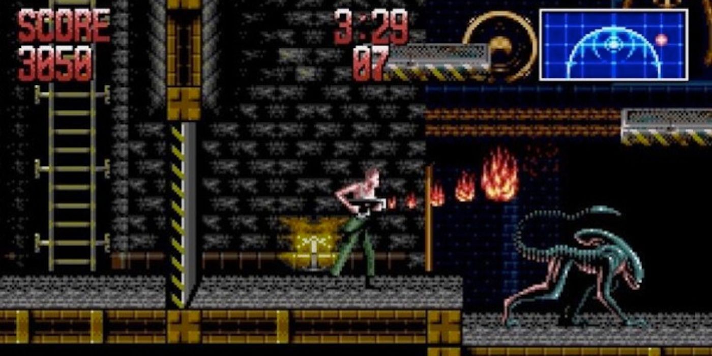Ripley usando um lança-chamas contra um alienígena no jogo Aliens 3