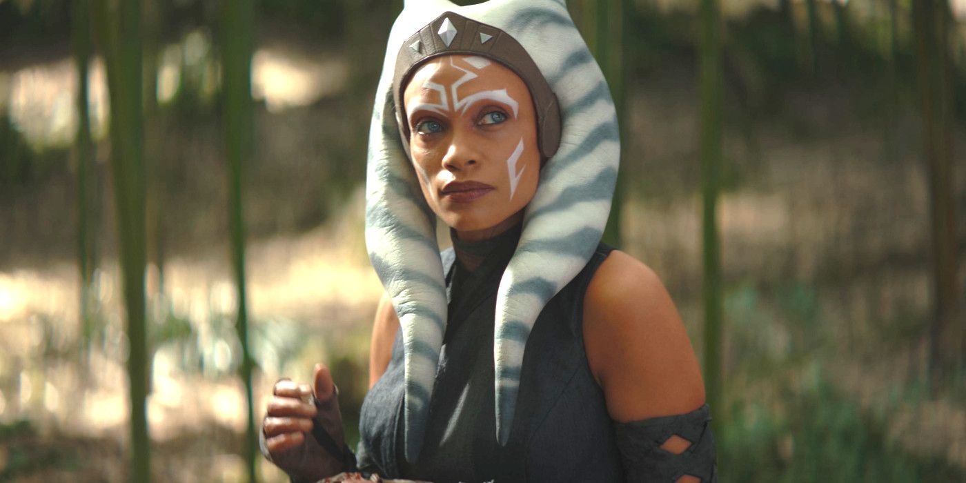 Rosario Dawson como Ahsoka Tano em The Book of Boba Fett na floresta parecendo serenamente intensa