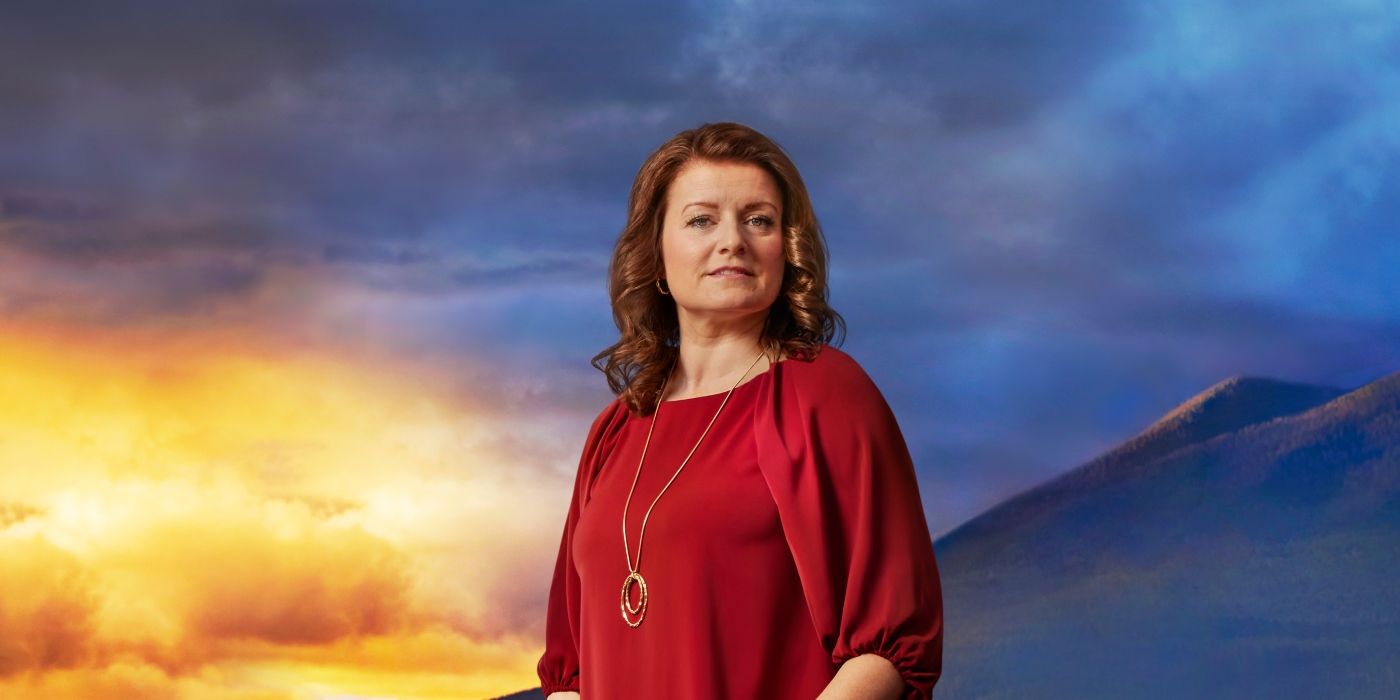 Sister Wives Season 17's Robyn Brown poses against an outdoor backdrop