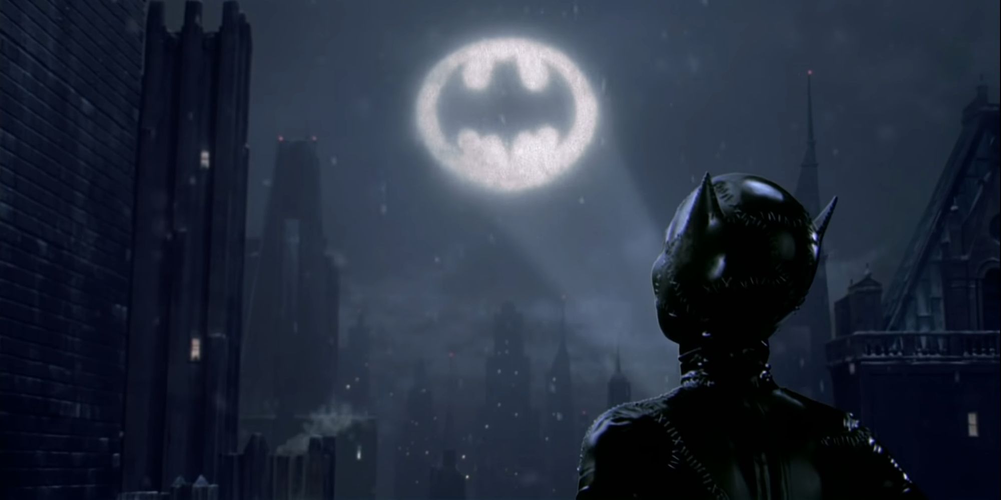 Selina Kyle, também conhecida como Catwoman, olhando para o Bat-sinal no céu em Batman Returns (1992)