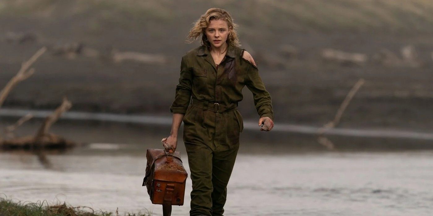 Chloe Grace Moretz carrying a case in Shadow in the Cloud