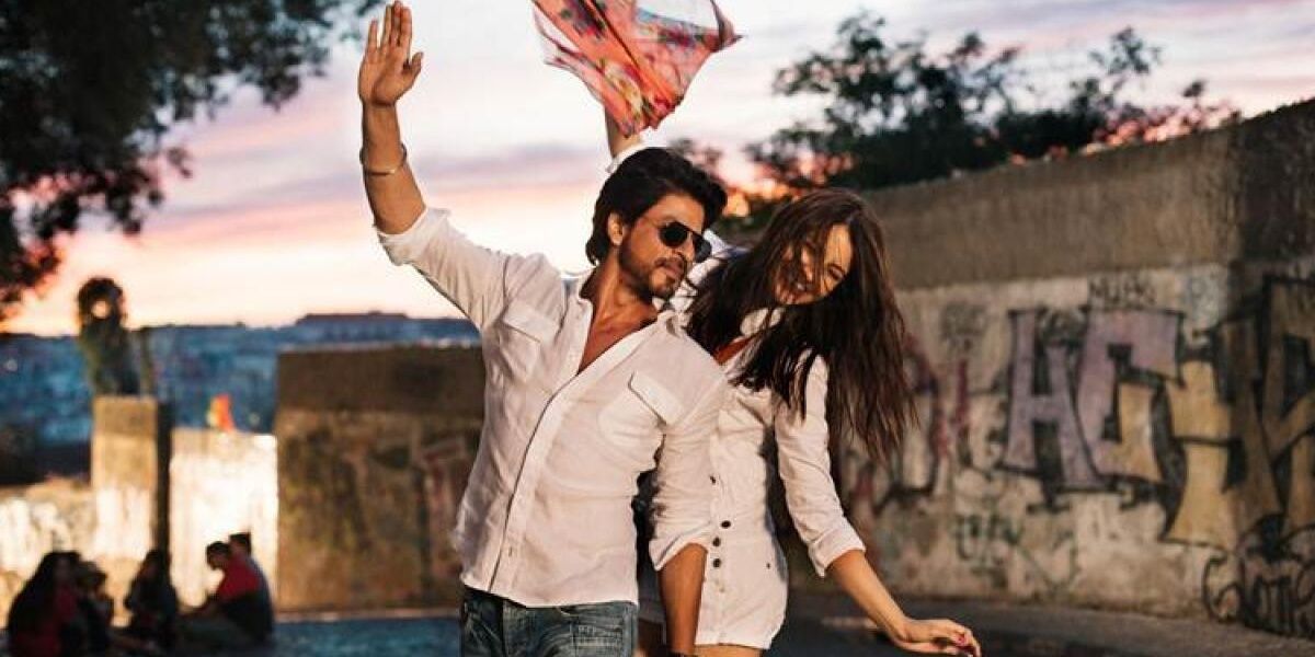 Shahrukh Khan and Anushka Sharma dancing in Jab Harry Met Sejal