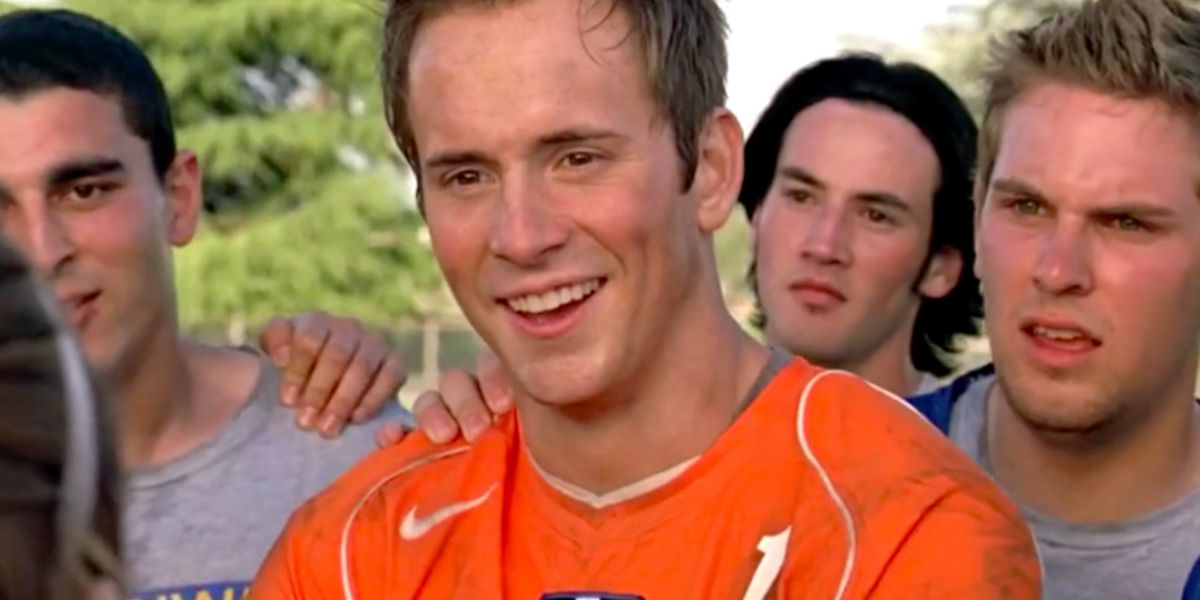 Justin surrounded by soccer team on She&rsquo;s The Man
