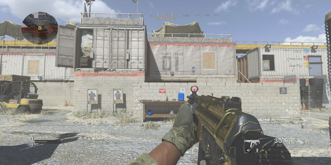 Jogo multiplayer de Call of Duty: Modern Warfare no mapa Shoot House.