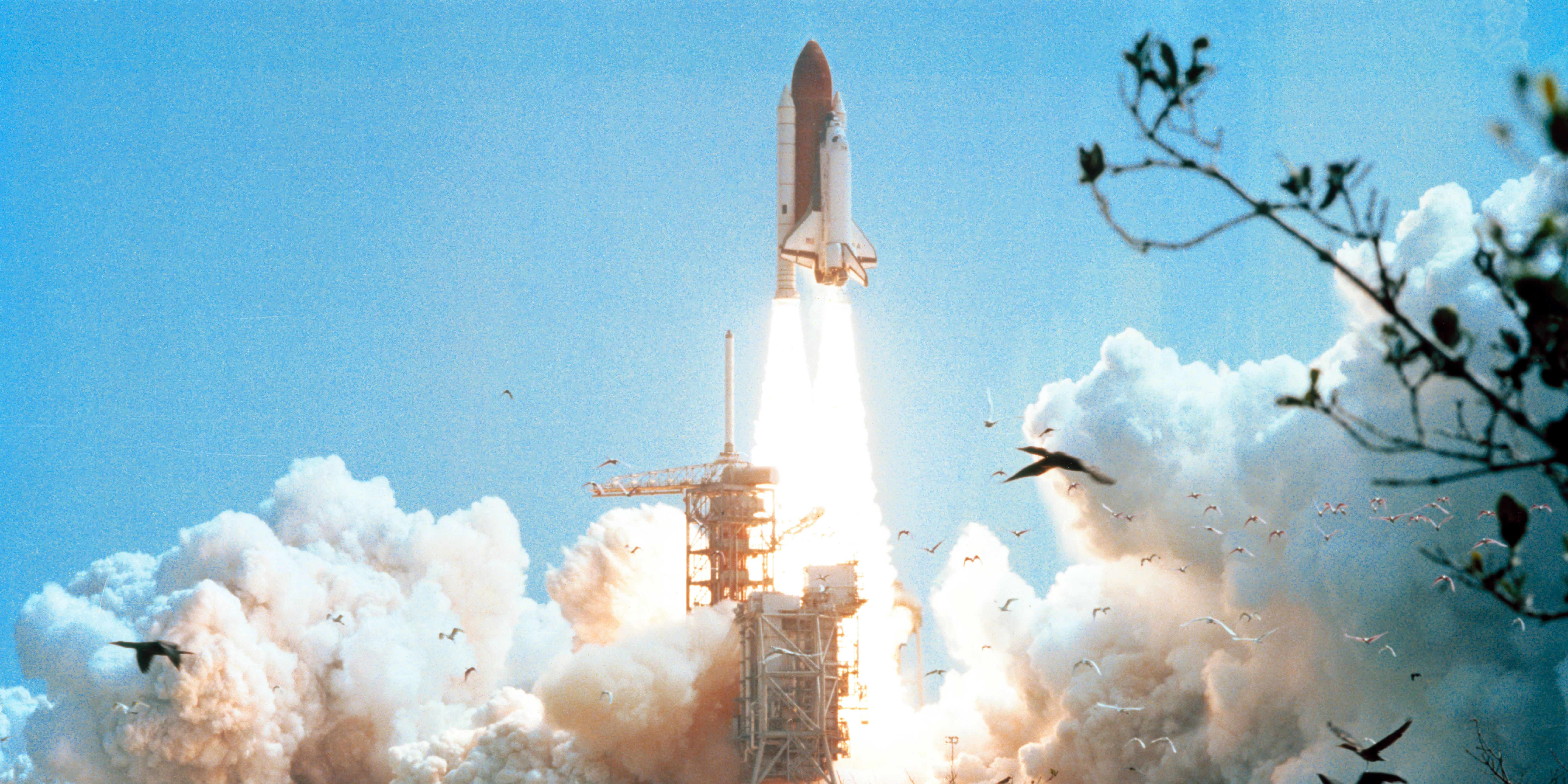 A missão STS-4 do ônibus espacial Columbia lançada do Centro Espacial Kennedy em 27 de junho de 1982