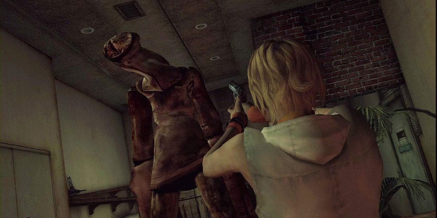 Personagem de Silent Hill 3 apontando uma arma para um monstro próximo.