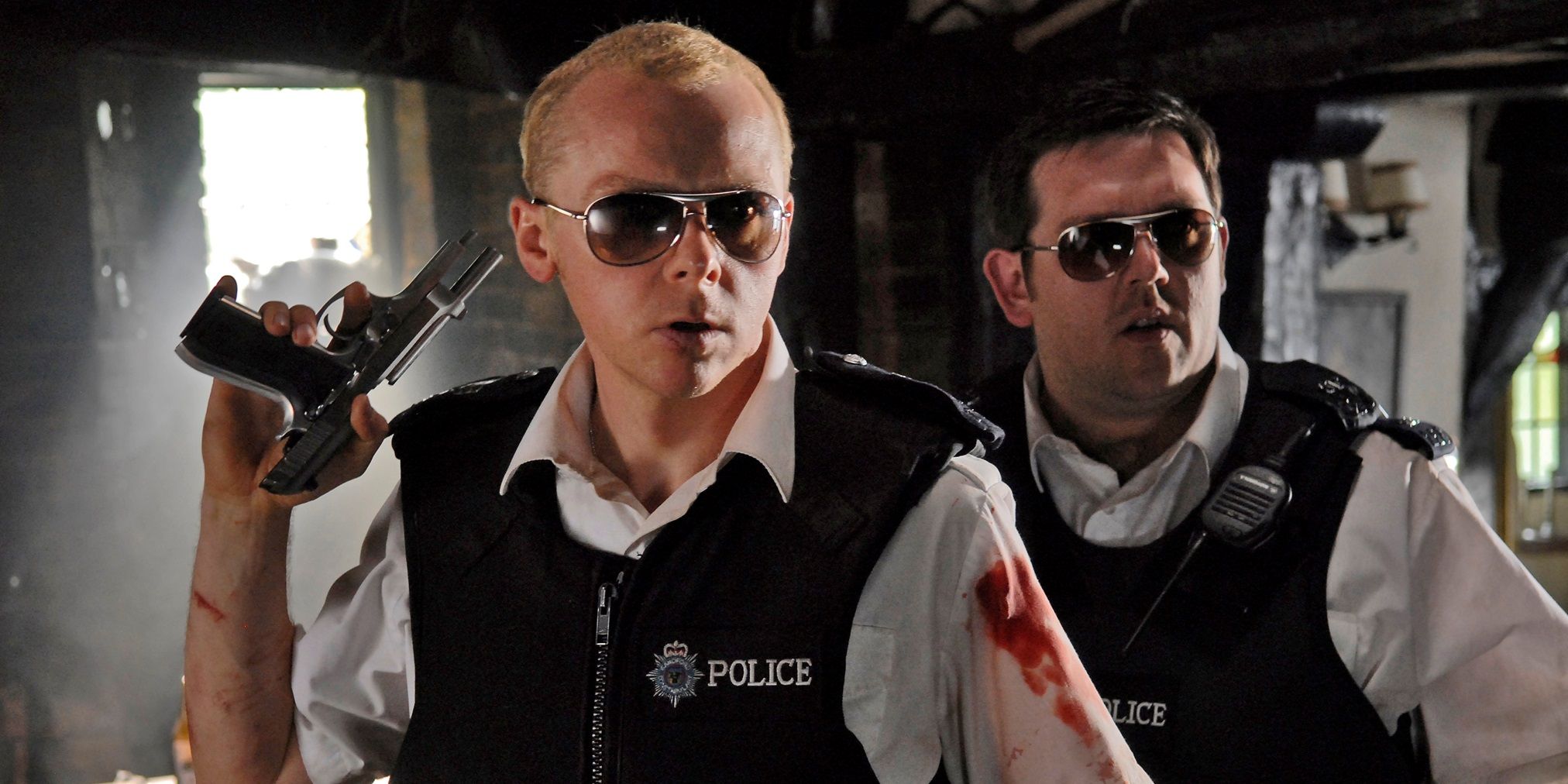 Simon Pegg e Nick Frost com armas em um pub em Hot Fuzz