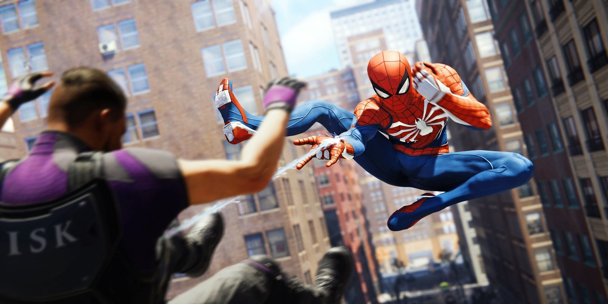 Saltar de inimigos em Marvel's Spider-Man é chamativo e útil em combate.