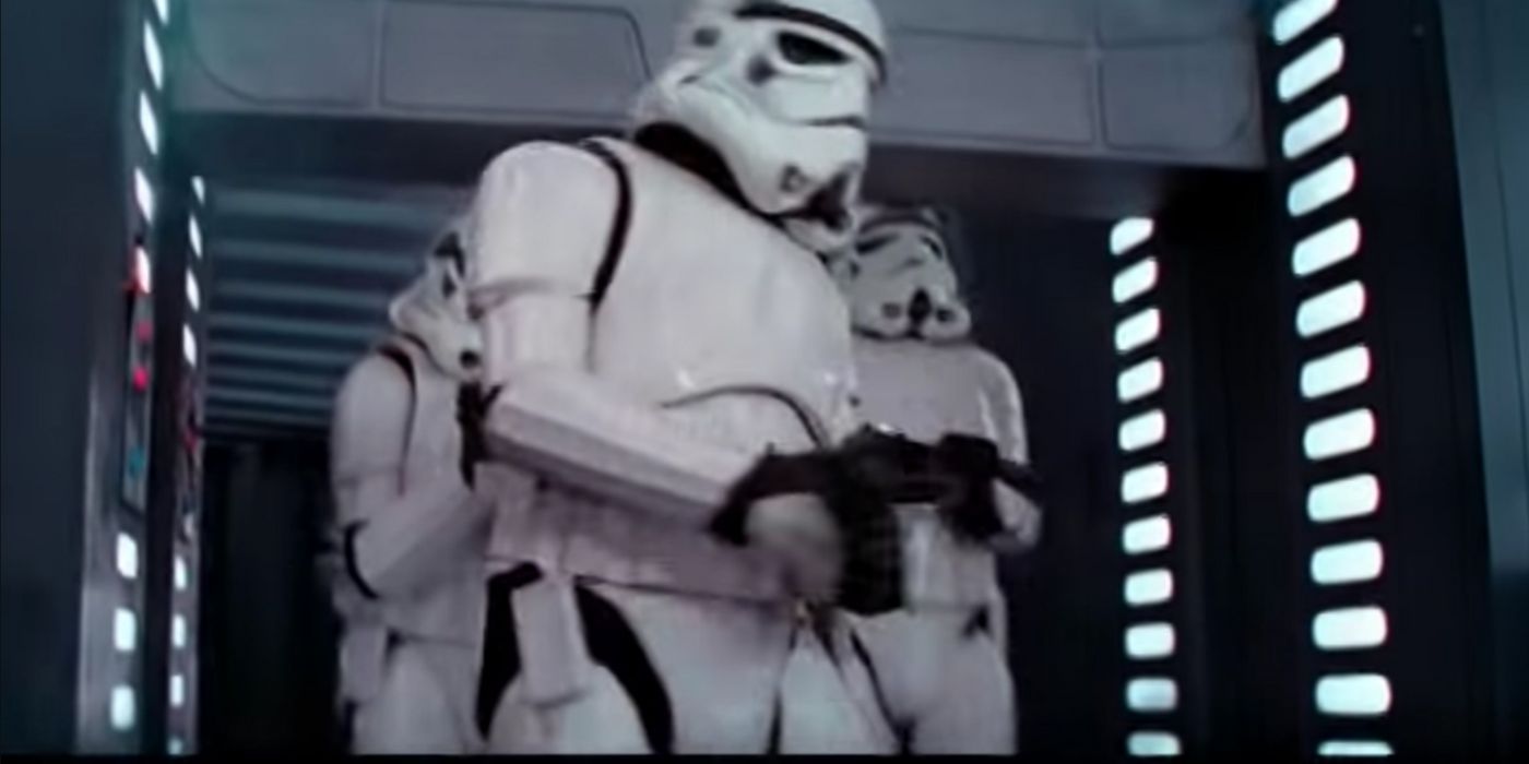 O desajeitado stormtrooper batendo a cabeça em Star Wars