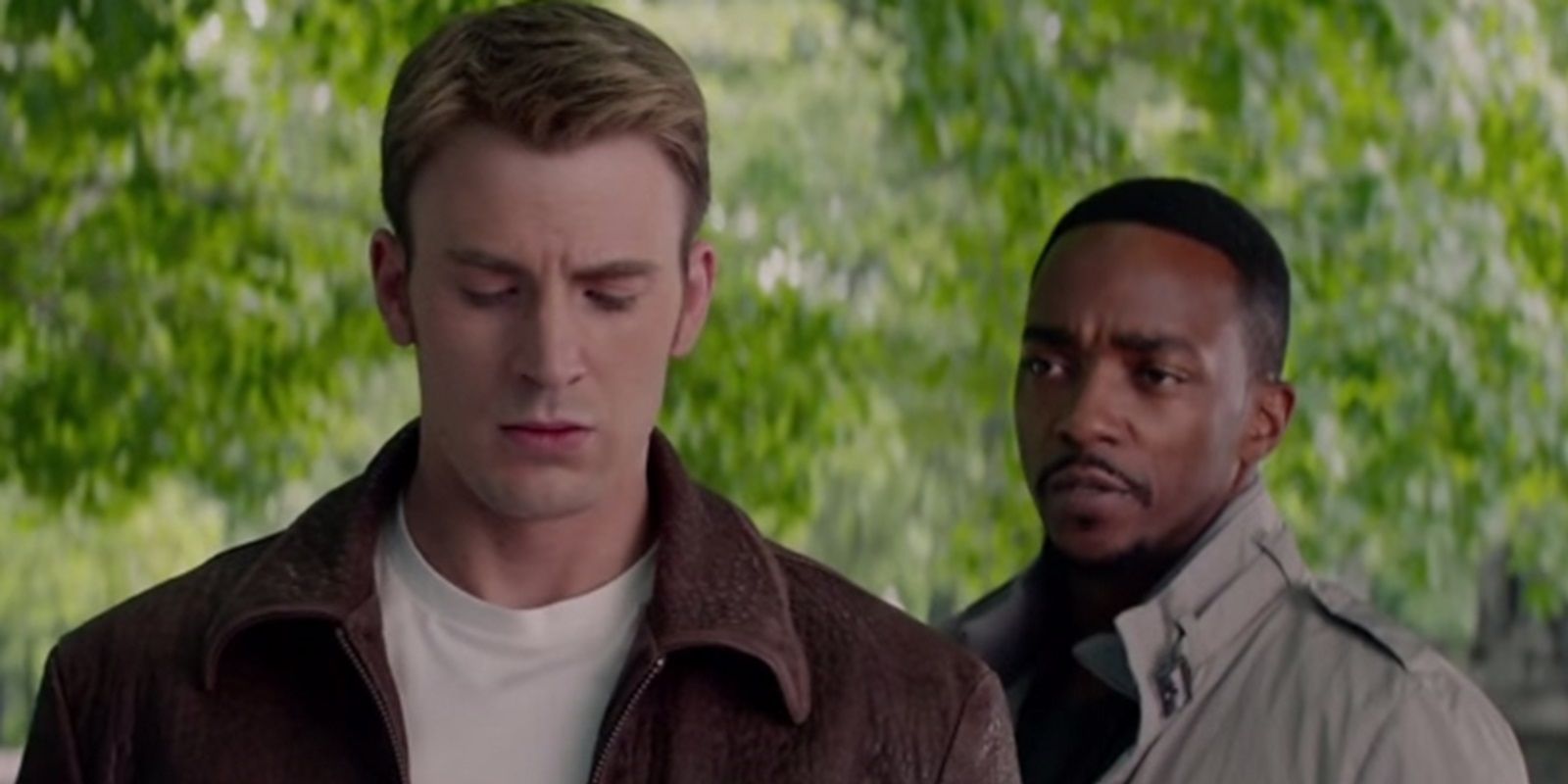 Steve Rogers e Sam Wilson em um cemitério em Capitão América O Soldado Invernal