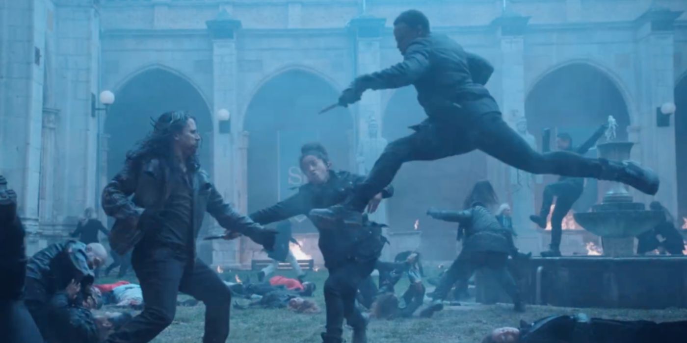 Guardiões lutam contra Strigoi na série Vampire Academy. 
