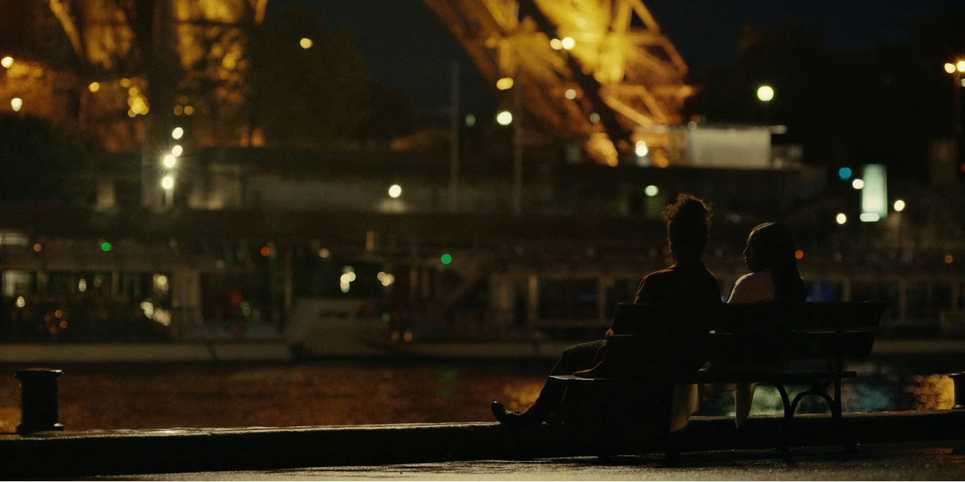 Van e Candice sentados no rio Paris Atlanta