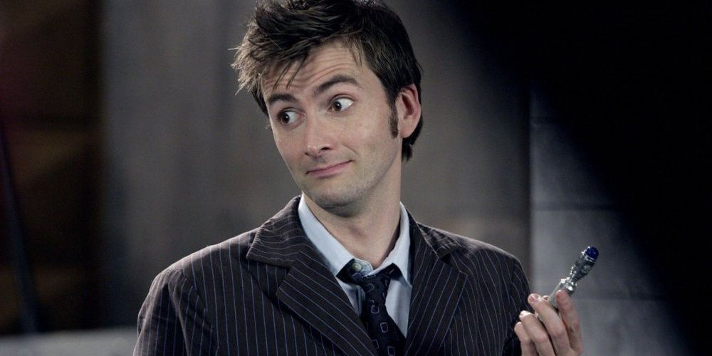 Décimo Doutor segurando a chave de fenda sônica em Doctor Who