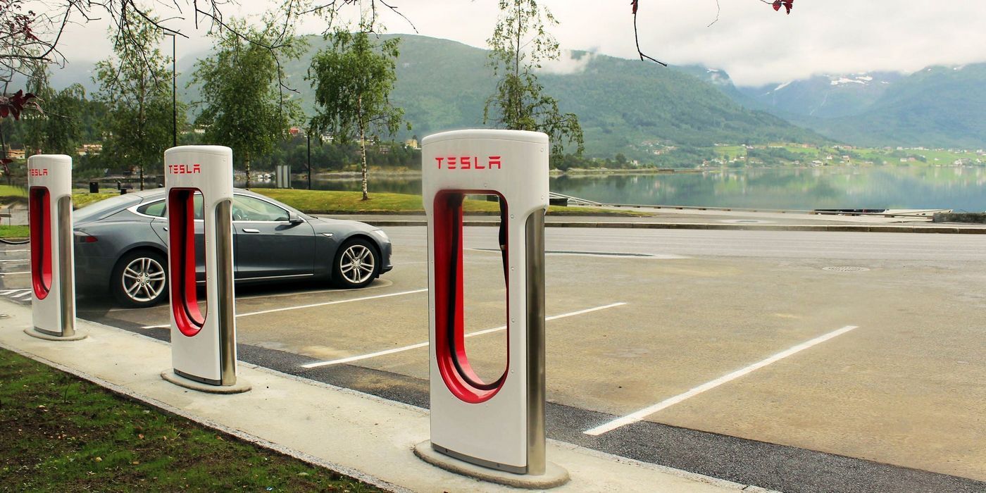 Um trio de Tesla Superchargers
