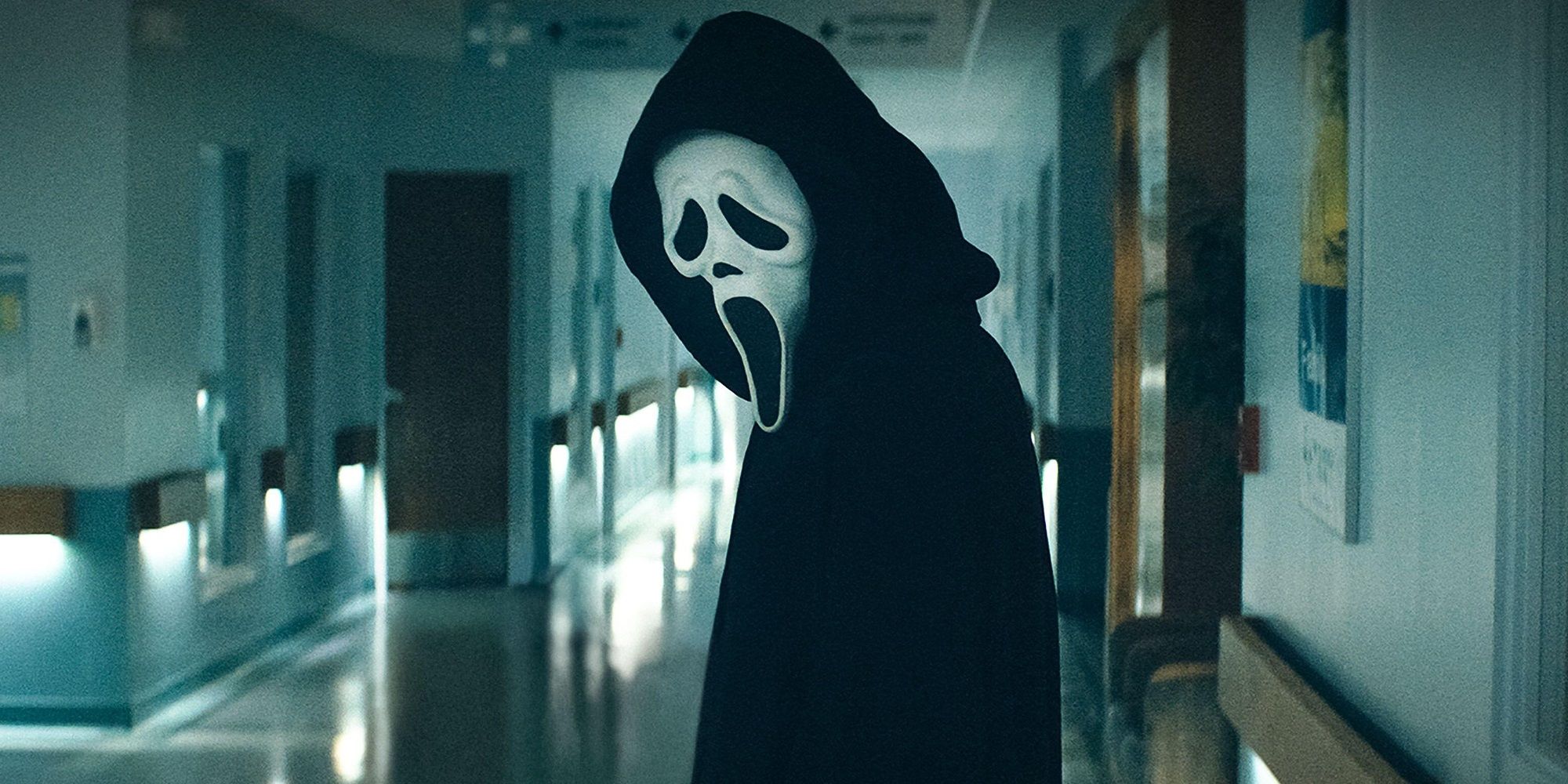 O assassino Ghostface em um hospital em Scream 2022