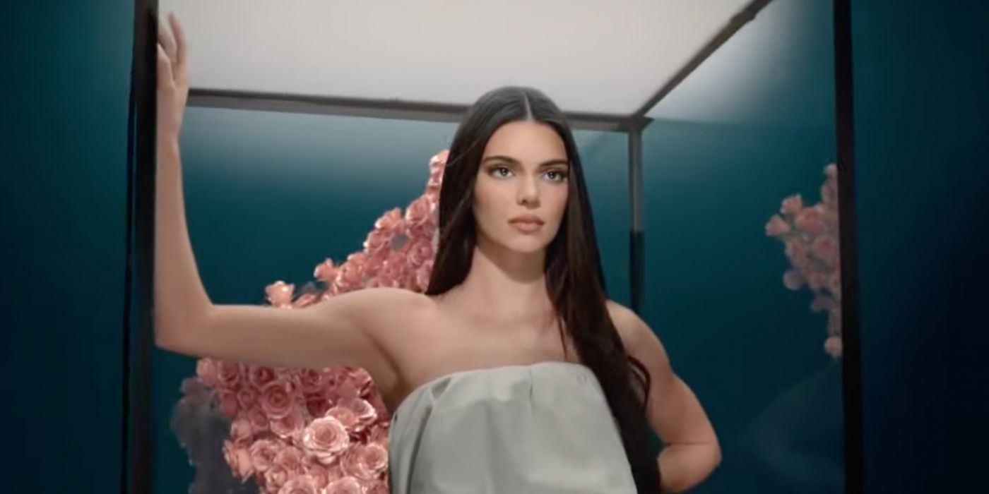 Kendall Jenner do trailer de The Kardashians posando perto de flores 