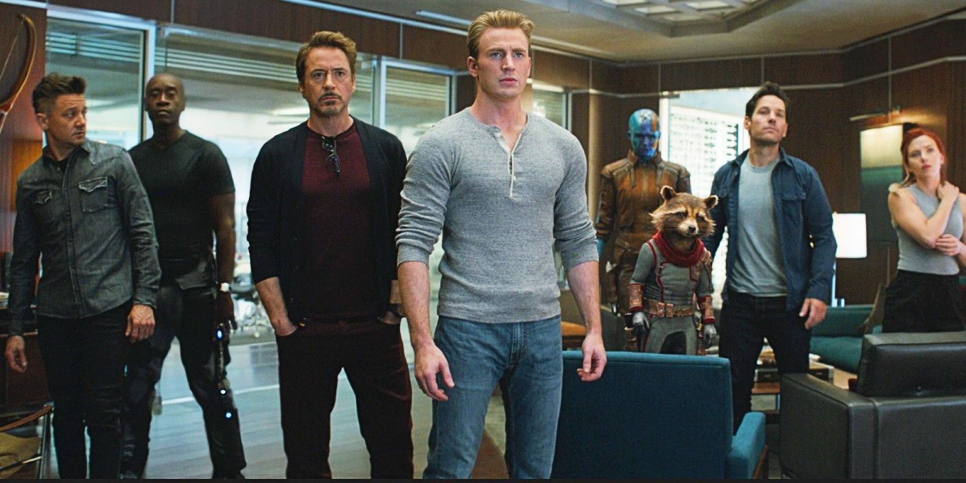 Avengers yang Tersisa berdiri bersama Di Avengers: Endgame.