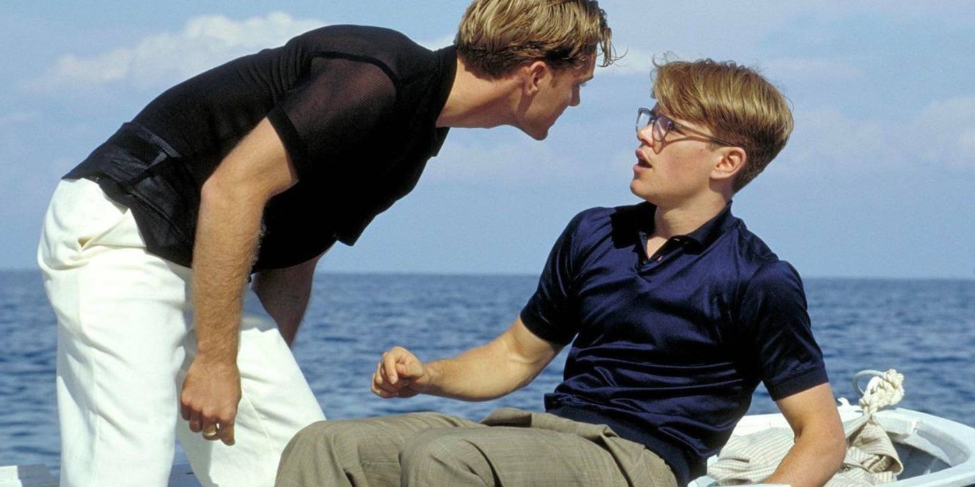 O talentoso Mr Ripley Dickie paira ameaçadoramente sobre Tom enquanto está em uma lancha no mar