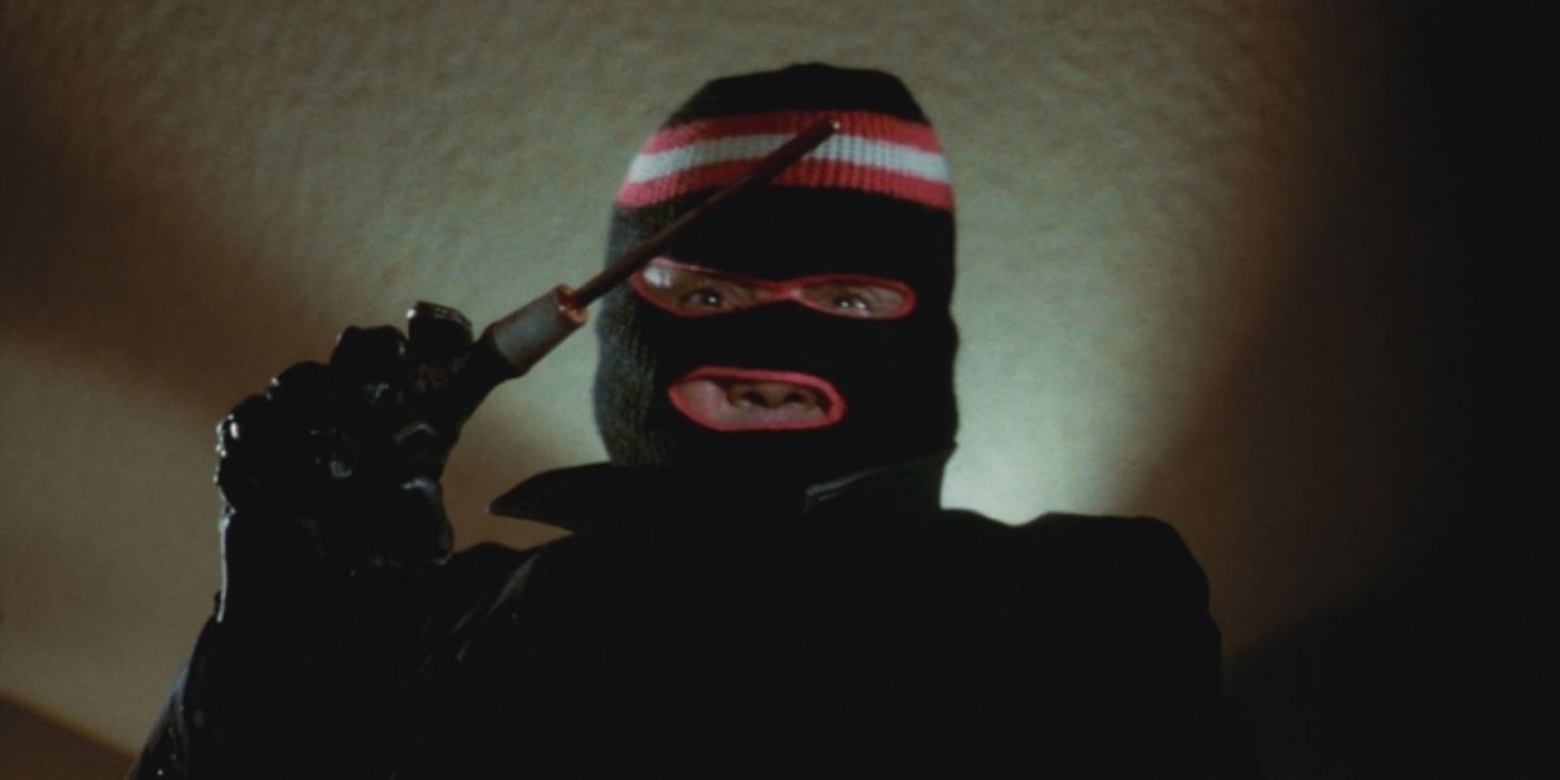 O assassino usando uma máscara e segurando uma ferramenta em The Toolbox Murders