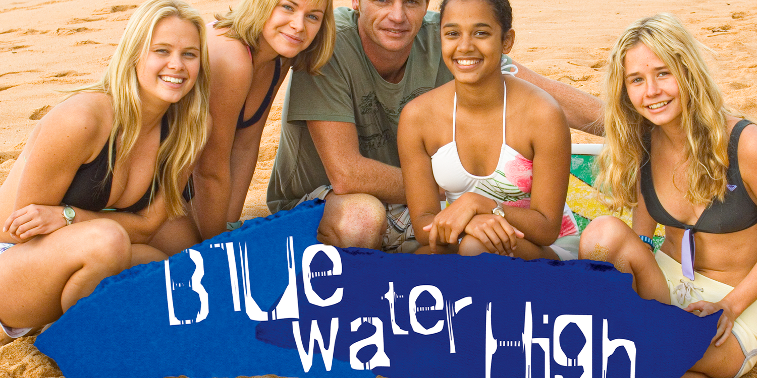 O elenco de Blue Water High reunido em uma praia Cropped