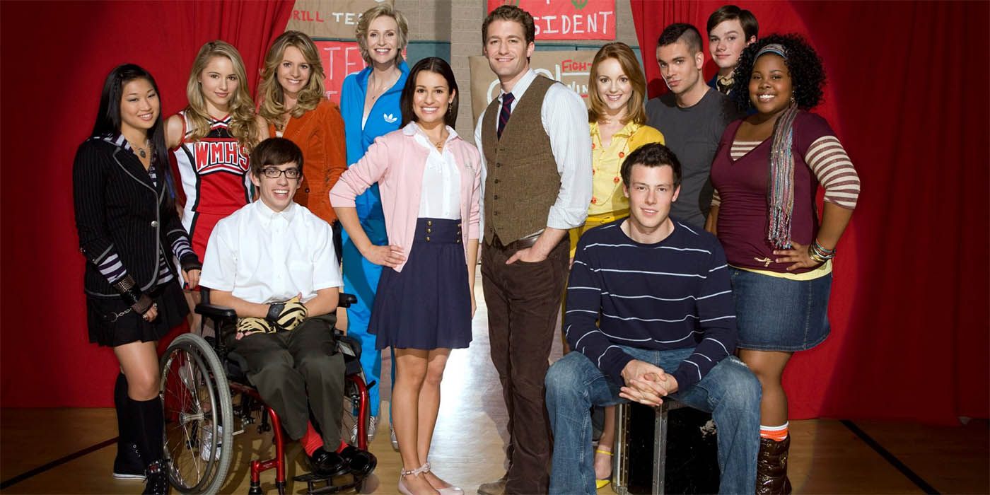 The cast of Glee in a promo photo for season 1.
