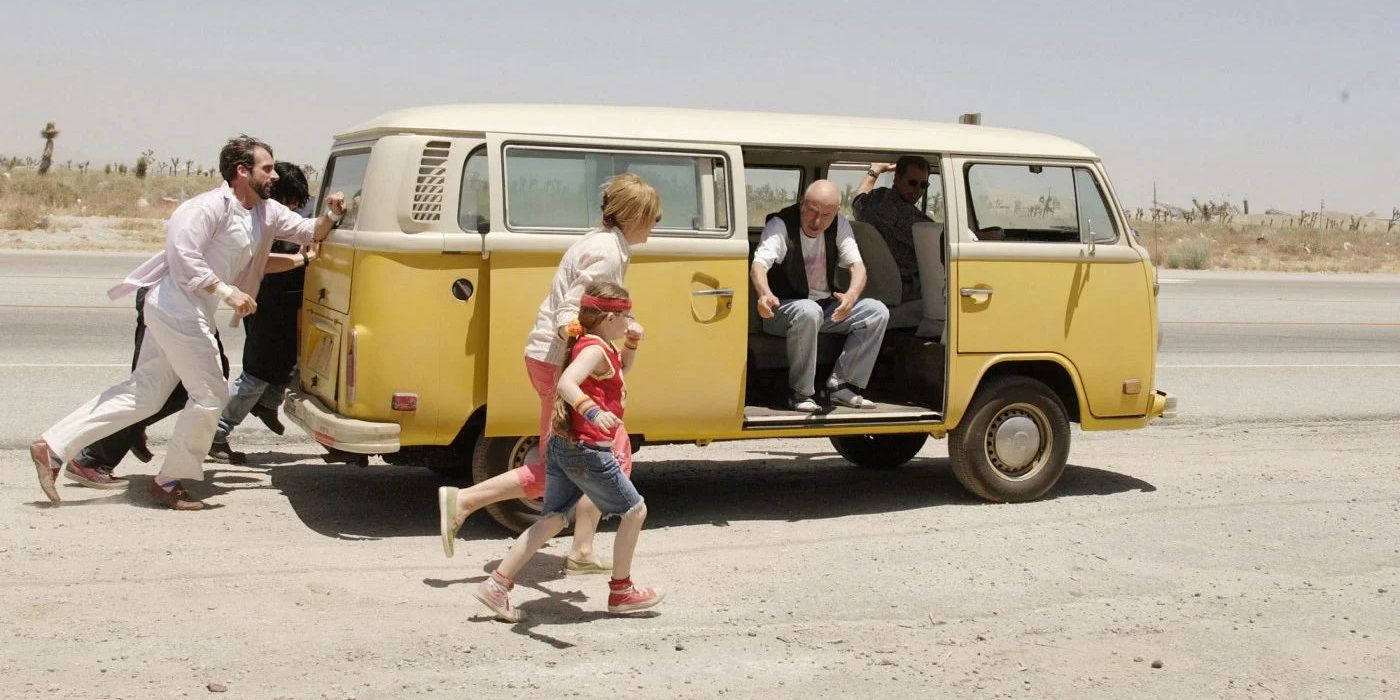 The family gives the car a push in Little Miss Sunshine