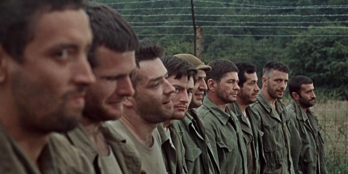 Os soldados alinhados em The Dirty Dozen