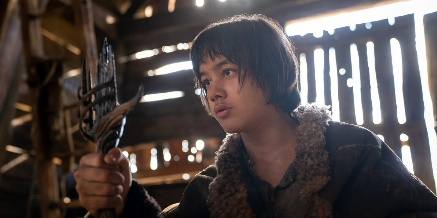 Theo segurando uma espada quebrada em The Rings of Power