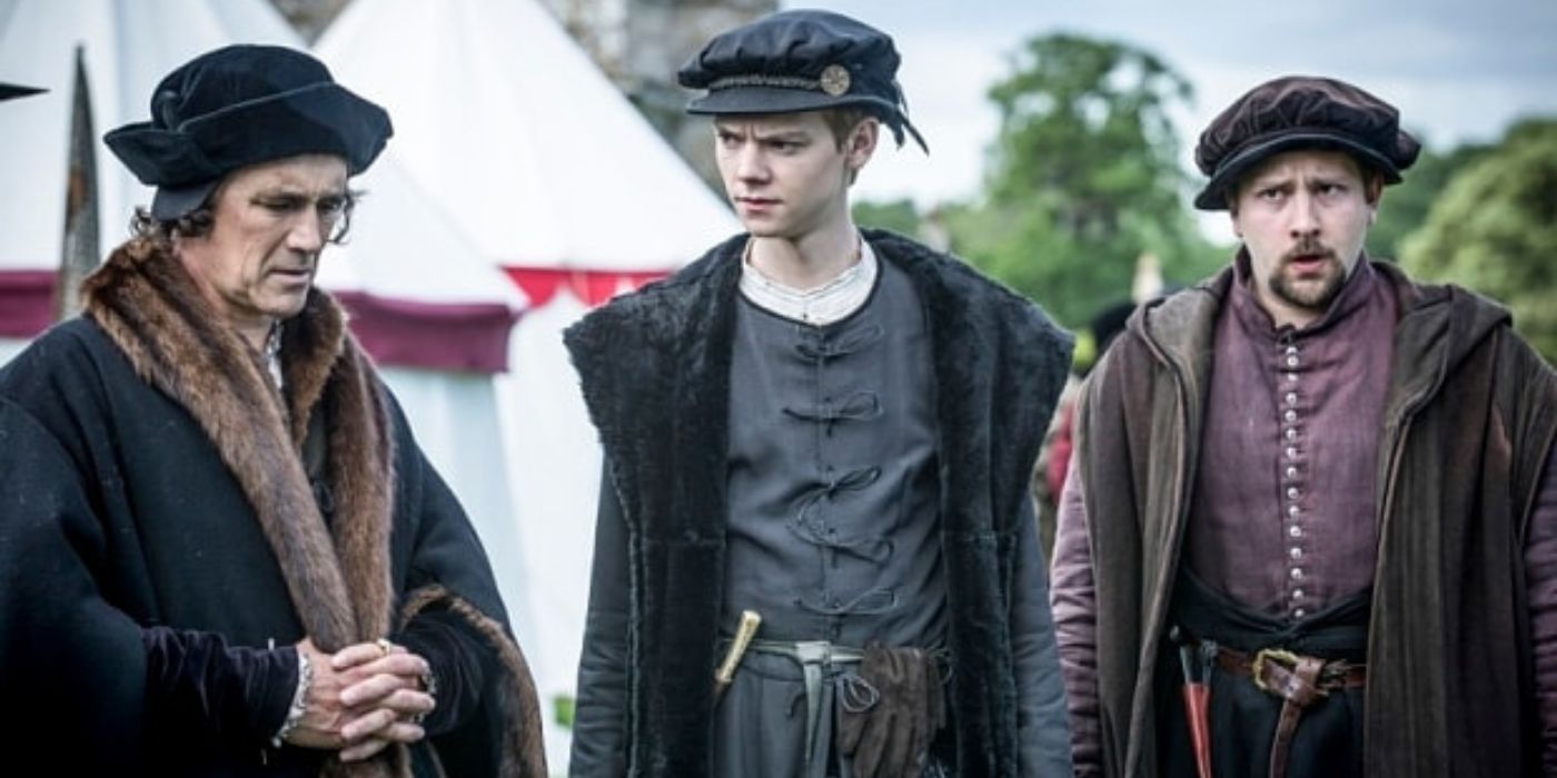 Thomas Cromwell standing glumly with felloew noblemen in Wolf Hall