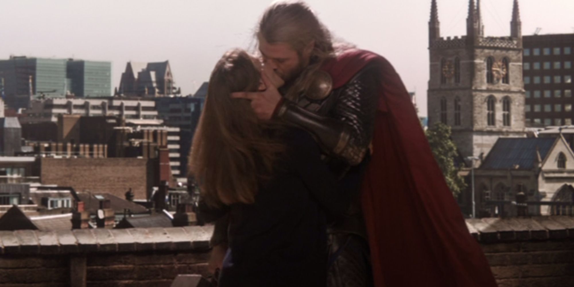 Thor and Jane kiss in the post credits scene for Tor The Dark World