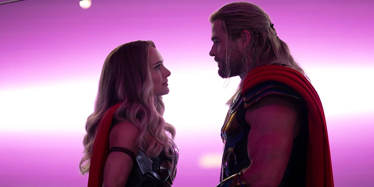 Thor e Jane olhando nos olhos um do outro em Thor Love and Thunder