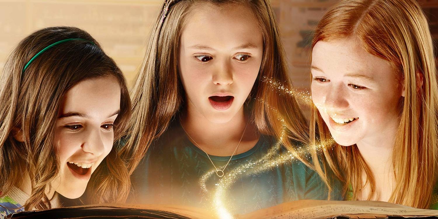 Três garotas abrindo um livro de feitiços em Just Add Magic Cropped