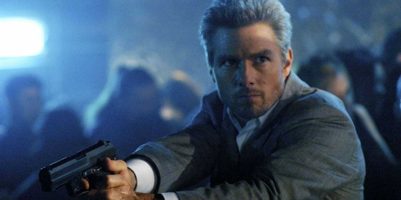 Tom Cruise as Vincent with a handgun in Collateral