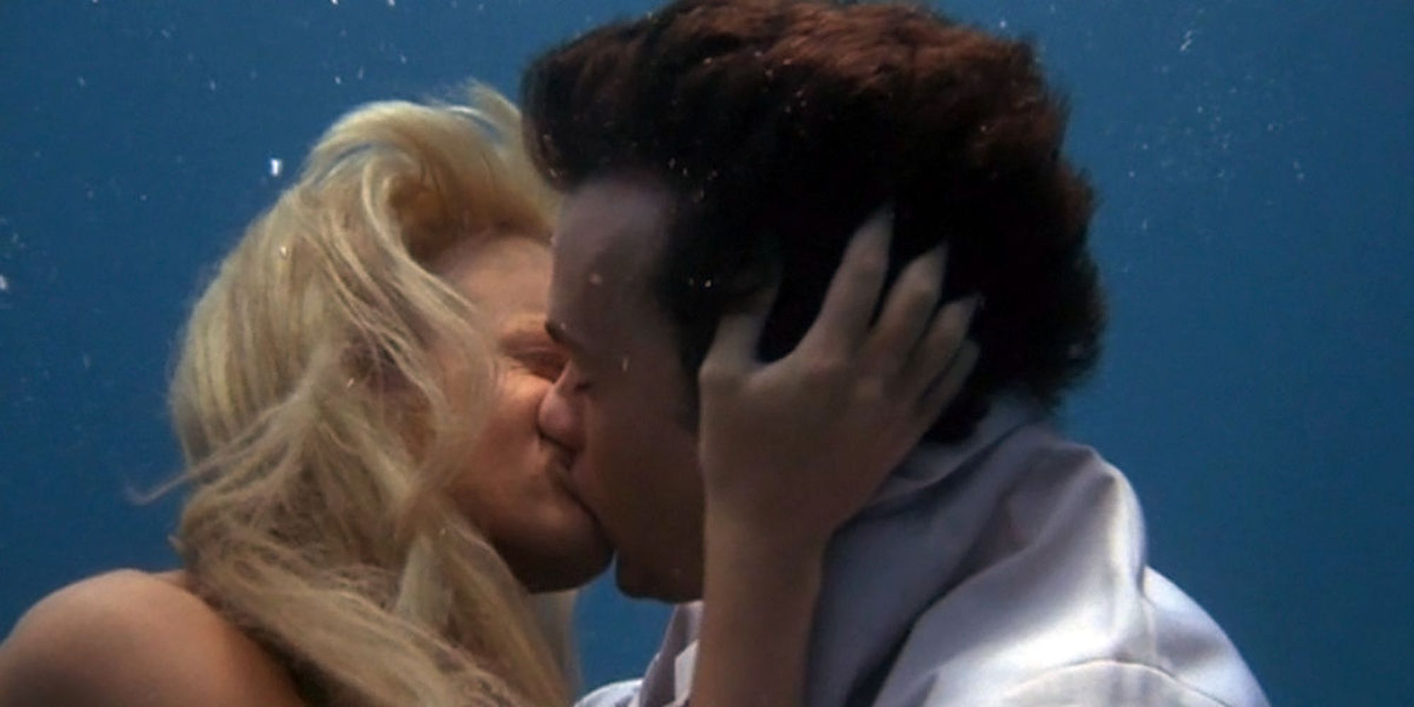 Tom Hanks and Daryl Hannah as Allen and Madison kissing under the sea in Splash (1984)