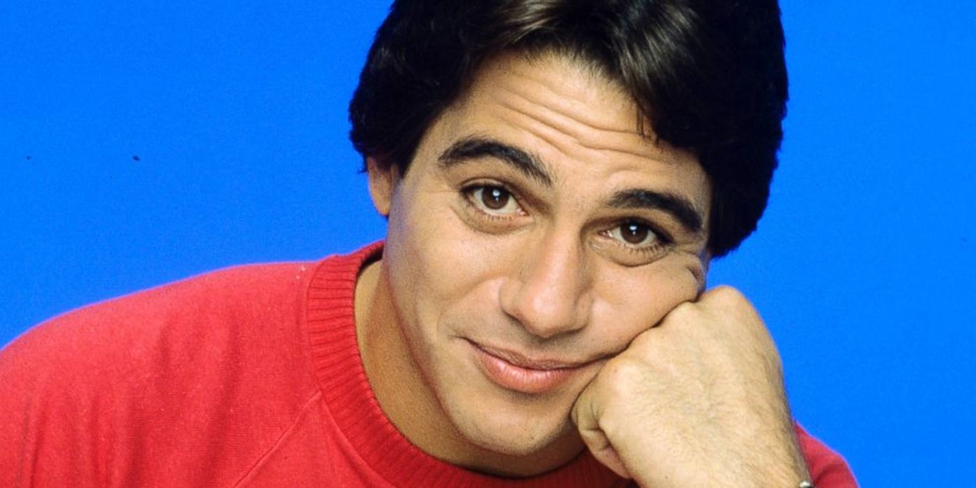 Tony Danza posando con una mano en la cara.