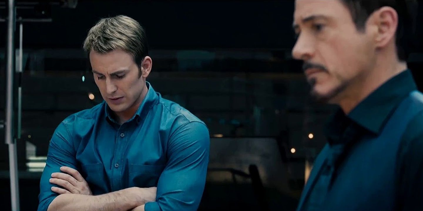 Tony Stark e Steve Rogers no QG dos Vingadores em Era de Ultron