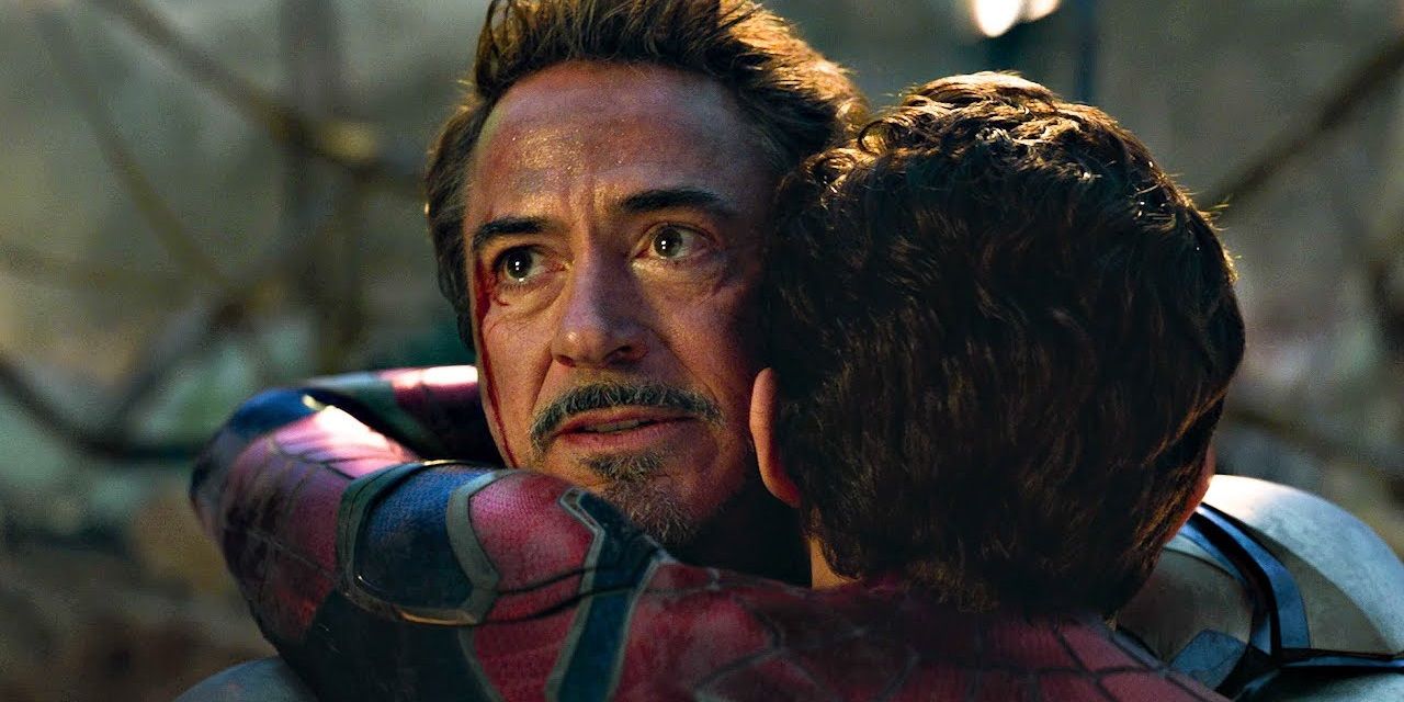 Tony Stark abraça Peter Parker em Vingadores Ultimato