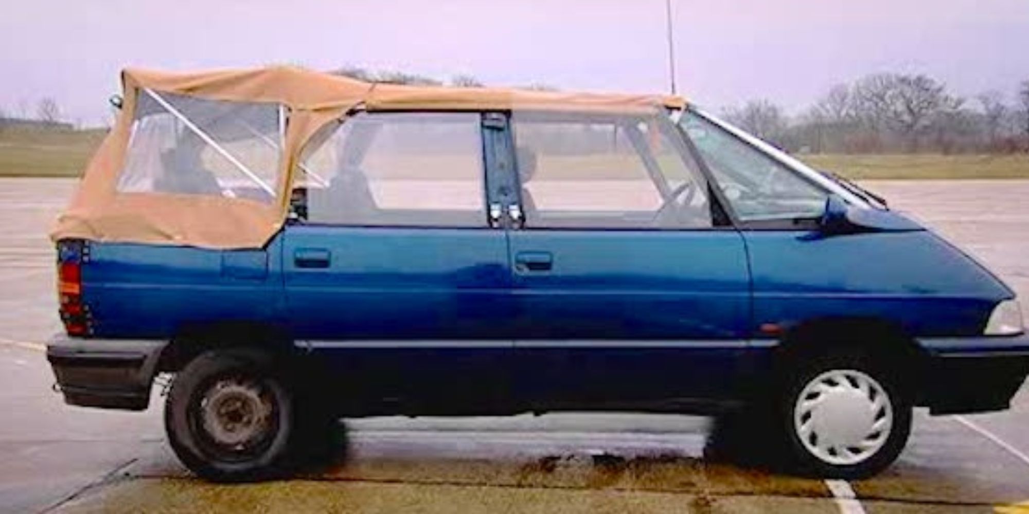 Uma imagem do Espace Convertible no episódio 1 da 8ª temporada de Top Gear em um estacionamento chuvoso