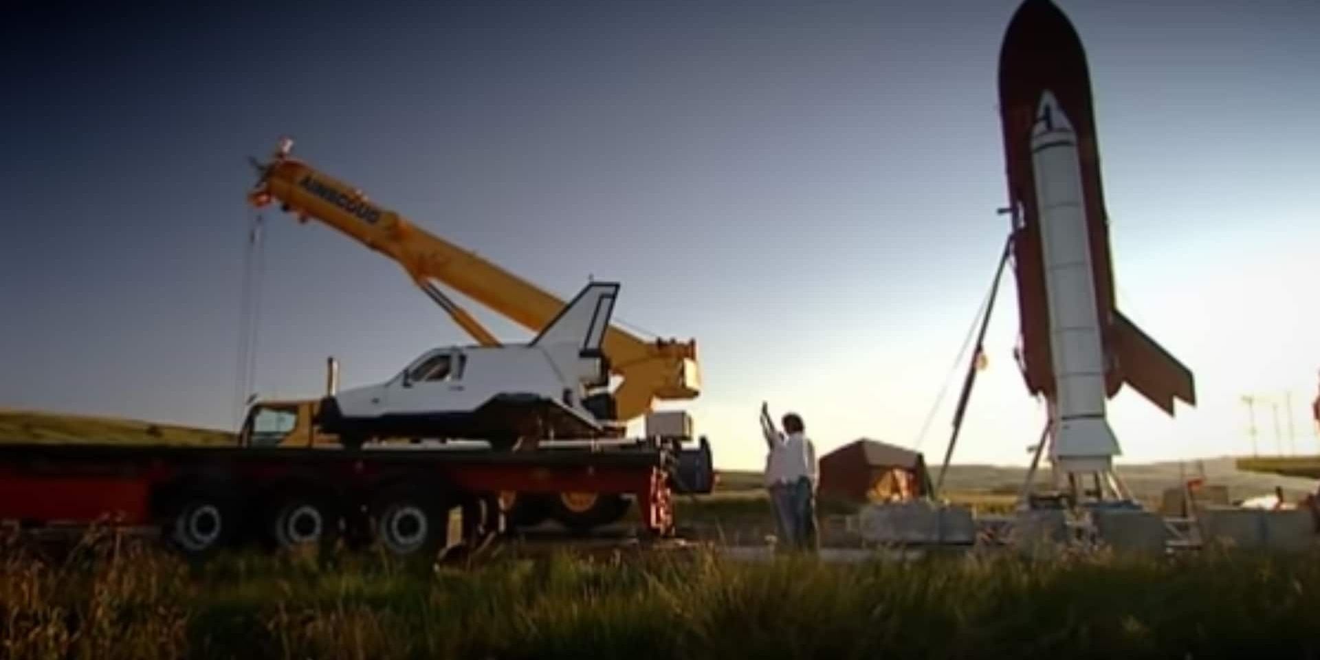 A construção de um ônibus espacial em Top Gear, temporada 9, episódio 4, céu azul ao fundo em um campo