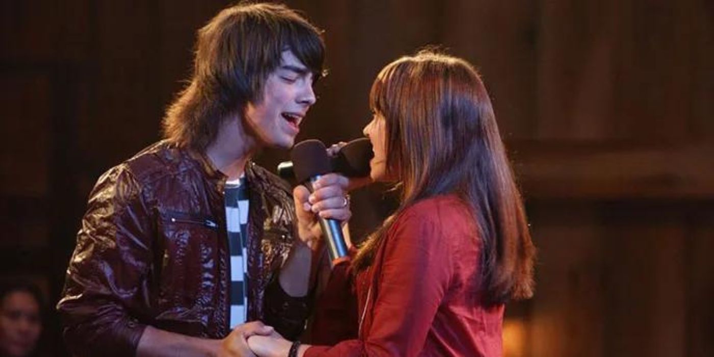 Dois personagens de Camp Rock cantando juntos no Disney Channel