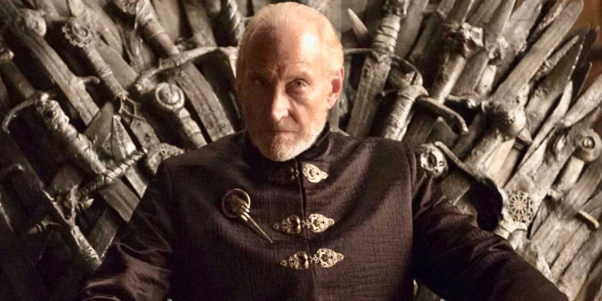 Tywin Lannister parecendo irritado 