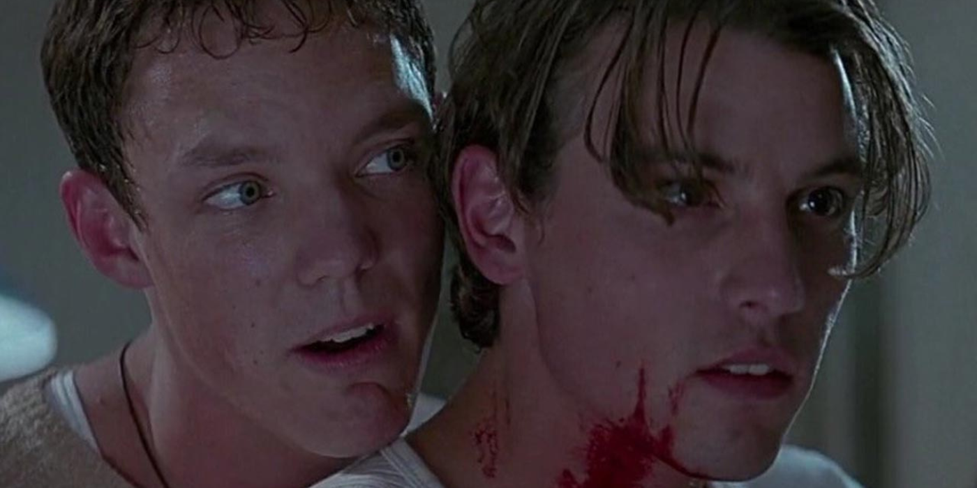 Matthew Lilard como Stu e Skeet Ulrich como Billy no clímax de Scream.