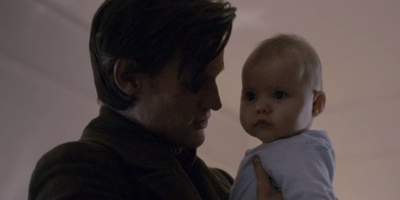 Matt Smith como o décimo primeiro médico segurando um bebê, Stormageddon