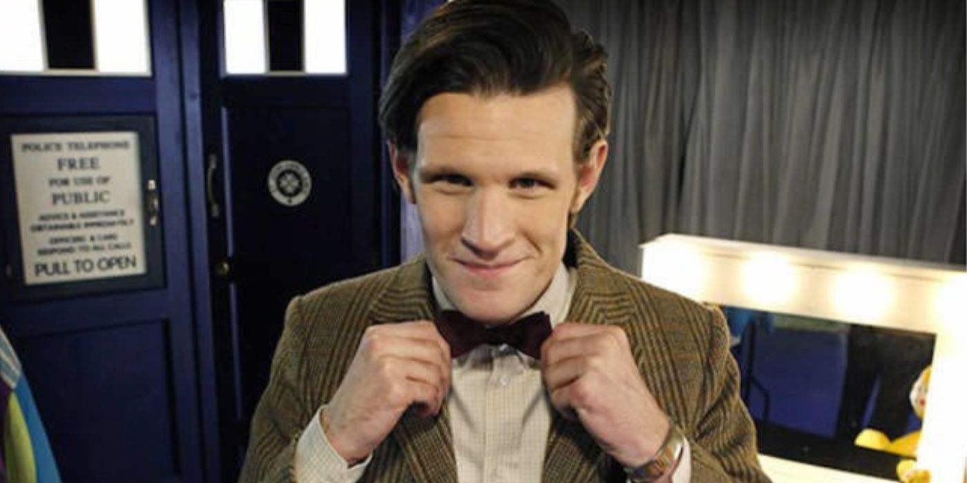 Matt Smith como o Décimo Primeiro Doutor endireita sua gravata borboleta