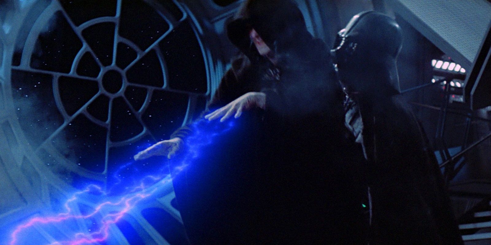 Vader levanta o Imperador para matá-lo enquanto Palpatine usa relâmpagos da Força em O Retorno dos Jedi