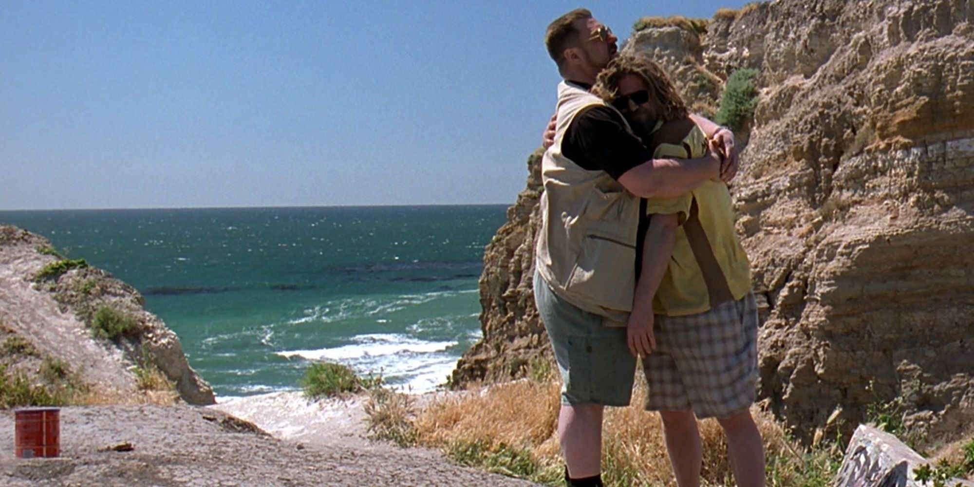 Walter abraça o Cara na praia em The Big Lebowski