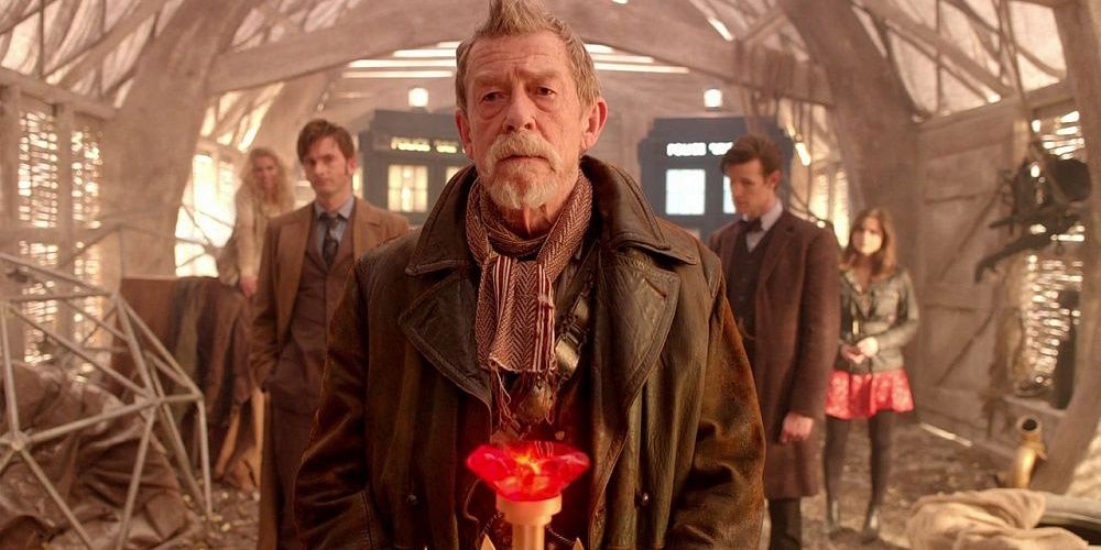 War Doctor em pé sobre um botão em Doctor Who 